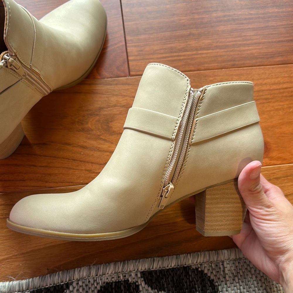 DV by Dolce Vita Cream Ankle Booties with Side Buckle Size 8 NEW!! - Picture 5 of 6